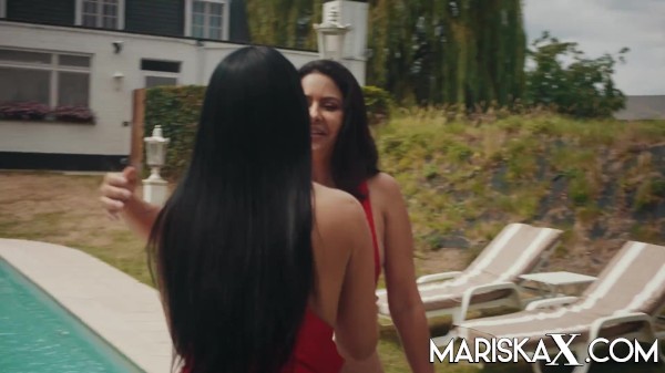 MARISKAX Valentina Ricci and Mariska fuck poolside