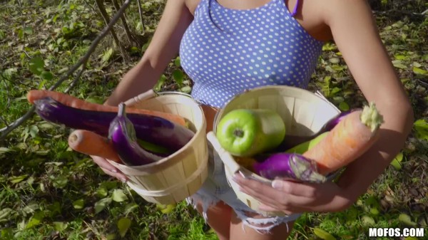 Mofos - Aryana Amatista Harvests Her Veggies When Eric John Comes & Shows Her His Bigger Eggplant