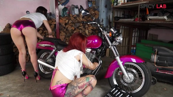 due lesbiche si scopano dildi su una grossa moto fucsia, Mary Rider e Liz Rainbow leccate di fica Porn Photo with  naked